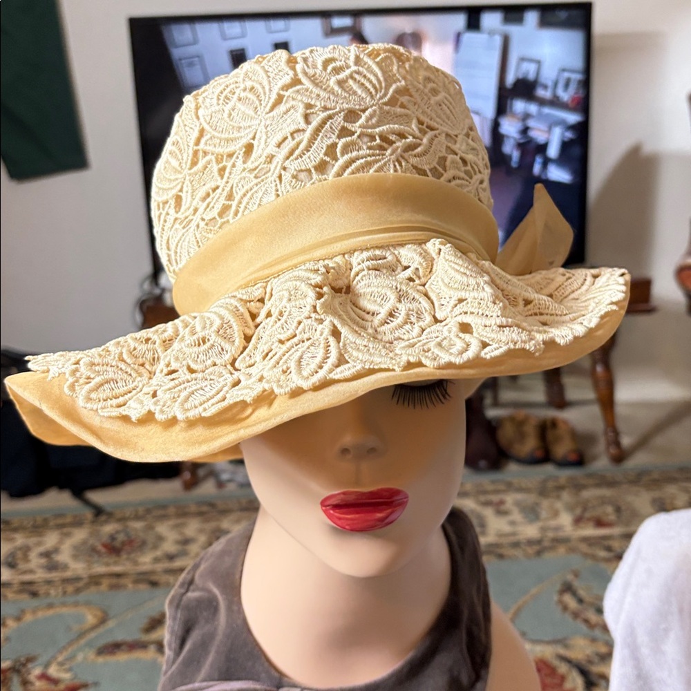 Vintage 1960's NWT Christian Cream Lace Bumper Style Hat bow has flaw - Picture 1 of 14